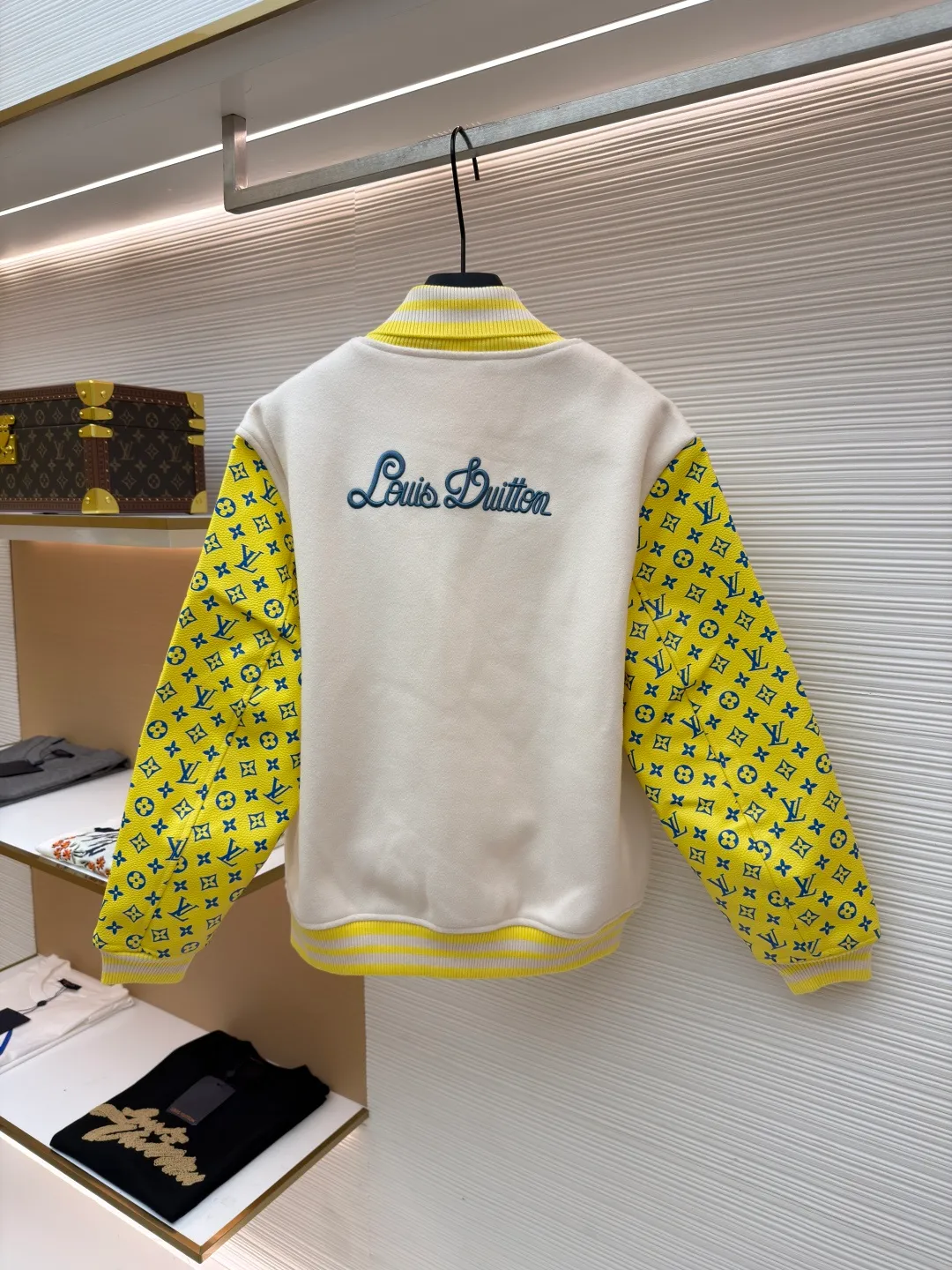 LOUIS VUITTON Cartoon polka dot dog embroidered all-over printed leather sleeves baseball jacket ●Original version: Purchased and developed by 35899 ●Item number: 1681207-C15 ●Fabric: cupro silk fabric ●Technology: embroidery process ●Color: yellow ●Version: fitted version ●Weight: about 1045 grams ●Size: S-M-L-XL ●Description: The polka-dot puppy towel stitch embroidery + cotton flat embroidery is composed of two sets of yarns of different sizes. The visual effect is more three-dimensional. It is matched with cupro silk + cotton blended lining, and is matched with a molded and customized aluminum alloy material with a logo spray-painted four-button buckle + a hanging plated back collar made of white copper and a white gold hardware chain. The sleeves are made of imported calfskin, and the back embroidery requires multiple processes to achieve the effect. The overall routing is straight and delicate, the fabric is comfortable and soft, and the colors are consistent without color difference. It can be matched with the same style to create a fashionable look and control various occasions. Customized accessories, complete with three standards, same style for men and women!